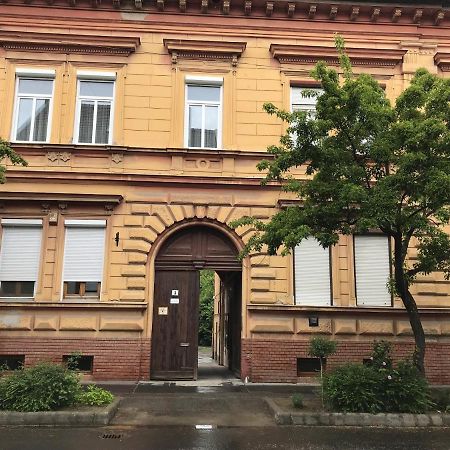 Classic Apartman Сегед Экстерьер фото